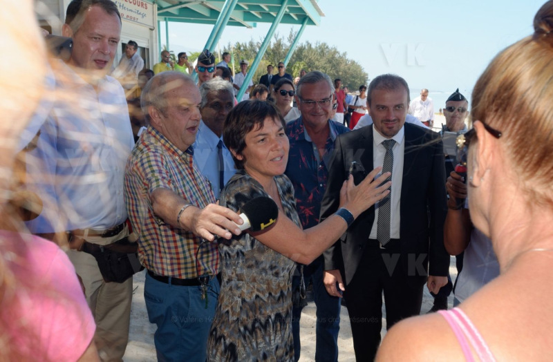 Pour terminer sa visite de 5 jours a La Reunion, la ministre de l'Outre-Mer Annick Girardin, a rencontre les familles des victimes d'attaque de requins et suivi une presentation et demonstration du dispositif vigie requin renforce sur la plage de l'Hermitage a Saint-Gilles-les-Bains.