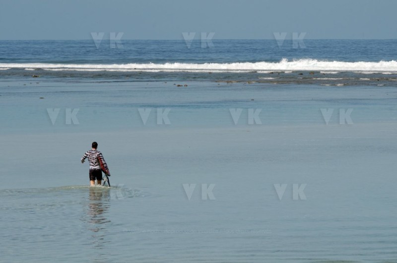 Pour terminer sa visite de 5 jours a La Reunion, la ministre de l'Outre-Mer Annick Girardin, a rencontre les familles des victimes d'attaque de requins et suivi une presentation et demonstration du dispositif vigie requin renforce sur la plage de l'Hermitage a Saint-Gilles-les-Bains.