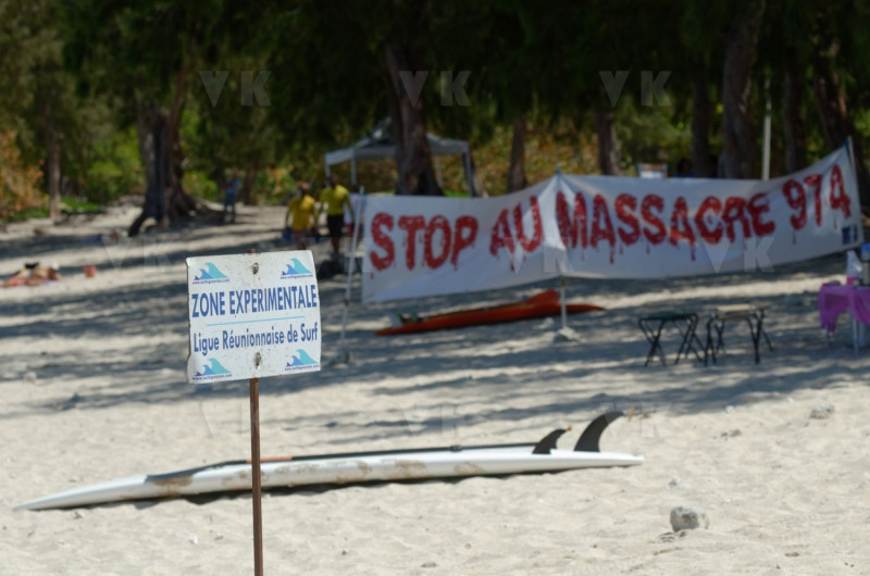 Pour terminer sa visite de 5 jours a La Reunion, la ministre de l'Outre-Mer Annick Girardin, a rencontre les familles des victimes d'attaque de requins et suivi une presentation et demonstration du dispositif vigie requin renforce sur la plage de l'Hermitage a Saint-Gilles-les-Bains.