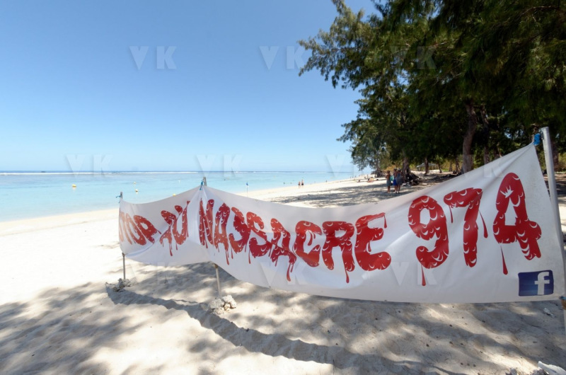 Pour terminer sa visite de 5 jours a La Reunion, la ministre de l'Outre-Mer Annick Girardin, a rencontre les familles des victimes d'attaque de requins et suivi une presentation et demonstration du dispositif vigie requin renforce sur la plage de l'Hermitage a Saint-Gilles-les-Bains.