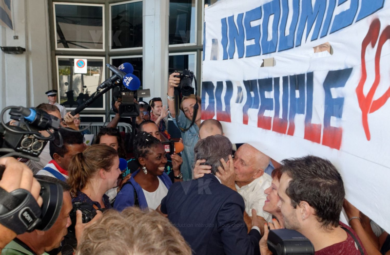 Jean-Luc Melenchon, accueilli par le depute Jean-Hugues Ratenon a l'aeroport de La Reunion ce matin, passera le week-end sur l'ile - Jean-Luc Melenchon, welcomed by the deputy Jean-Hugues Ratenon at the airport of La Reunion this morning, will spend the weekend on the island
