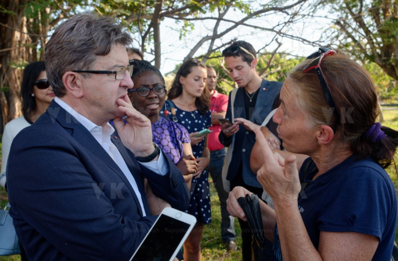 Apres l'hommage a Paul Verges, des enseignants du Port interpellent Jean-Luc Melenchon sur la baisse des contrats d'emplois aides. After the tribute to Paul Verges, teachers of the Port questioned Jean-Luc Melenchon on the decline of employment contracts aids.