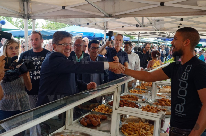 Jean-Luc Melenchon est alle a la rencontre de la population reunionnaise sur le marche de Sainte-Marie (nord de l'ile) ce samedi matin, en compagnie du depute FI Jean-Hugues Ratenon et du depute europeen Younous Omarjee. Jean-Luc Melenchon went to meet the population of Reunion on the market of Sainte-Marie (north of the island) this Saturday morning with deputy FI Jean-Hugues Ratenon and European deputy Younous Omarjee.