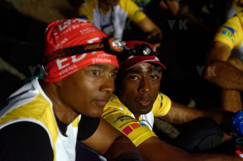 Ouverture du pointage electronique et verification du materiel pour les 2680 coureurs du Grand Raid, avant le top depart pour les 164 km (et plus de 9000 m D+) de traversee de La Reunion. Opening of the electronic score and checking of the equipment for the 2680 riders of the Grand Raid, before the top departure for the 164 km (and more than 9000 m D +) crossing La Reunion.