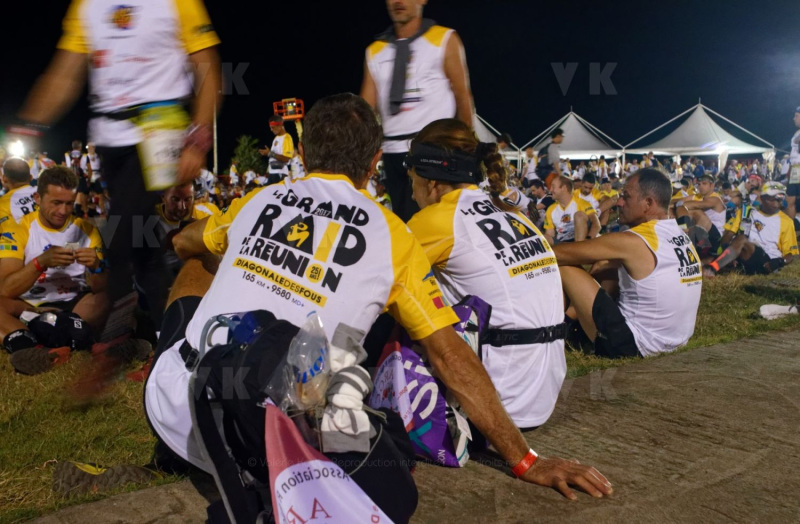 Ouverture du pointage electronique et verification du materiel pour les 2680 coureurs du Grand Raid, avant le top depart pour les 164 km (et plus de 9000 m D+) de traversee de La Reunion. Opening of the electronic score and checking of the equipment for the 2680 riders of the Grand Raid, before the top departure for the 164 km (and more than 9000 m D +) crossing La Reunion.