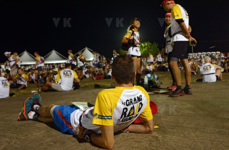 Ouverture du pointage electronique et verification du materiel pour les 2680 coureurs du Grand Raid, avant le top depart pour les 164 km (et plus de 9000 m D+) de traversee de La Reunion. Opening of the electronic score and checking of the equipment for the 2680 riders of the Grand Raid, before the top departure for the 164 km (and more than 9000 m D +) crossing La Reunion.