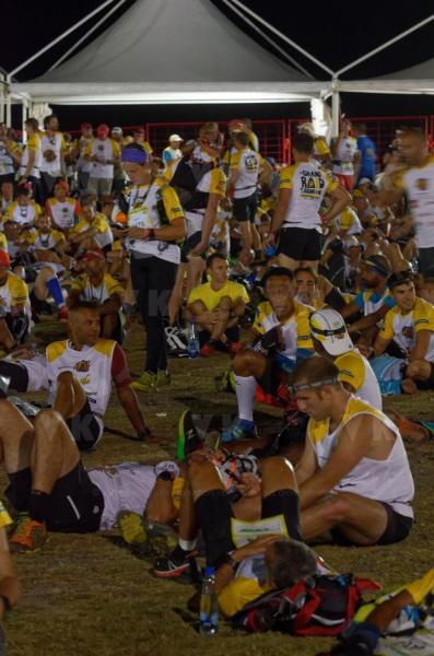 Ouverture du pointage electronique et verification du materiel pour les 2680 coureurs du Grand Raid, avant le top depart pour les 164 km (et plus de 9000 m D+) de traversee de La Reunion. Opening of the electronic score and checking of the equipment for the 2680 riders of the Grand Raid, before the top departure for the 164 km (and more than 9000 m D +) crossing La Reunion.
