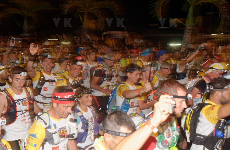 Ouverture du pointage electronique et verification du materiel pour les 2680 coureurs du Grand Raid, avant le top depart pour les 164 km (et plus de 9000 m D+) de traversee de La Reunion. Opening of the electronic score and checking of the equipment for the 2680 riders of the Grand Raid, before the top departure for the 164 km (and more than 9000 m D +) crossing La Reunion.