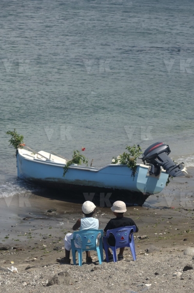 Deux enfants creoles assis sur le littoral de Terre-Sainte