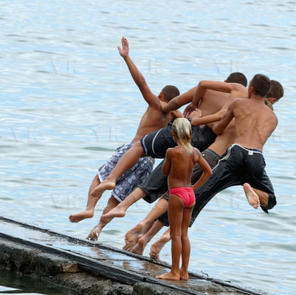 Jeunes plongeant dans le lagon