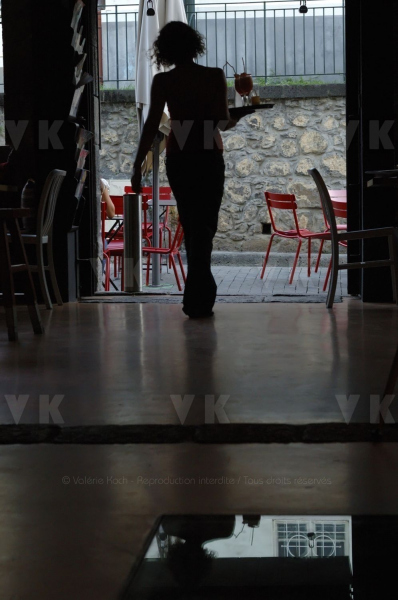 Silhouette de jeune serveuse