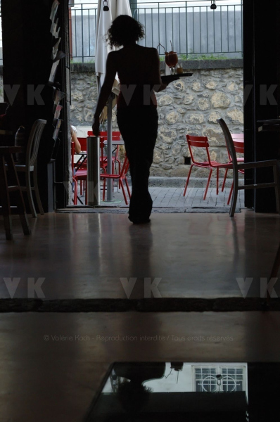 Silhouette de jeune serveuse