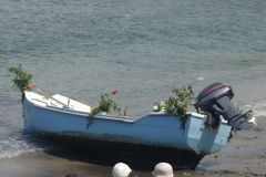 Deux enfants creoles assis sur le littoral de Terre-Sainte