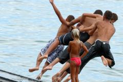 Jeunes plongeant dans le lagon