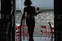 Silhouette de jeune serveuse