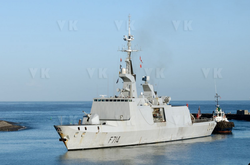Dans le cadre de l'operation Resilience, la mission Jeanne d'Arc armee par le PHA Mistral et la FLF Guepratte, est arrivee ce matin a La Reunion en provenance de Mayotte. Les batiments vont se reapprovisionner et le PHA va embarquer 300 tonnes de fret (sanitaire, denrees, materiel) avant d'appareiller le 13 avril prochain pour un retour sur Mayotte - As part of Operation Resilience, the Jeanne d'Arc mission, armed by the PHA Mistral and the FLF Guepratte, arrived this morning in La Reunion from Mayotte. The buildings will be restocked and the PHA will take on 300 tonnes of freight (sanitary, food, equipment) before leaving on April 13 for a return to Mayotte.