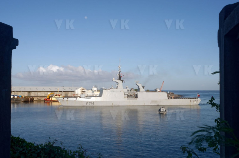 Dans le cadre de l'operation Resilience, la mission Jeanne d'Arc armee par le PHA Mistral et la FLF Guepratte, est arrivee ce matin a La Reunion en provenance de Mayotte. Les batiments vont se reapprovisionner et le PHA va embarquer 300 tonnes de fret (sanitaire, denrees, materiel) avant d'appareiller le 13 avril prochain pour un retour sur Mayotte - As part of Operation Resilience, the Jeanne d'Arc mission, armed by the PHA Mistral and the FLF Guepratte, arrived this morning in La Reunion from Mayotte. The buildings will be restocked and the PHA will take on 300 tonnes of freight (sanitary, food, equipment) before leaving on April 13 for a return to Mayotte.