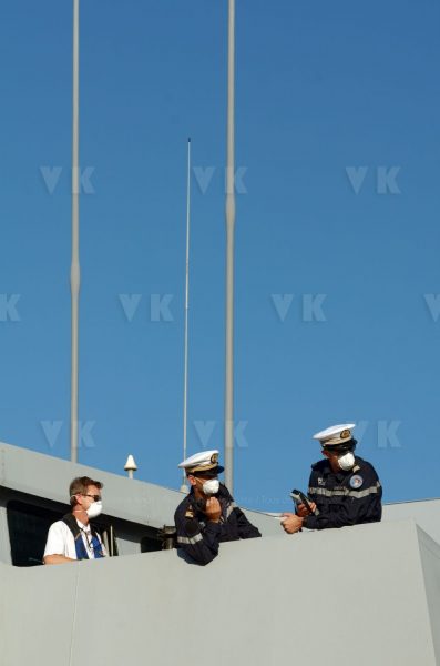 Dans le cadre de l'operation Resilience, la mission Jeanne d'Arc armee par le PHA Mistral et la FLF Guepratte, est arrivee ce matin a La Reunion en provenance de Mayotte. Les batiments vont se reapprovisionner et le PHA va embarquer 300 tonnes de fret (sanitaire, denrees, materiel) avant d'appareiller le 13 avril prochain pour un retour sur Mayotte - As part of Operation Resilience, the Jeanne d'Arc mission, armed by the PHA Mistral and the FLF Guepratte, arrived this morning in La Reunion from Mayotte. The buildings will be restocked and the PHA will take on 300 tonnes of freight (sanitary, food, equipment) before leaving on April 13 for a return to Mayotte.