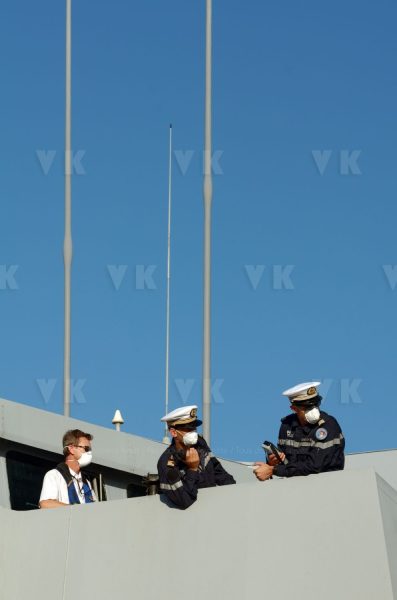 Dans le cadre de l'operation Resilience, la mission Jeanne d'Arc armee par le PHA Mistral et la FLF Guepratte, est arrivee ce matin a La Reunion en provenance de Mayotte. Les batiments vont se reapprovisionner et le PHA va embarquer 300 tonnes de fret (sanitaire, denrees, materiel) avant d'appareiller le 13 avril prochain pour un retour sur Mayotte - As part of Operation Resilience, the Jeanne d'Arc mission, armed by the PHA Mistral and the FLF Guepratte, arrived this morning in La Reunion from Mayotte. The buildings will be restocked and the PHA will take on 300 tonnes of freight (sanitary, food, equipment) before leaving on April 13 for a return to Mayotte.