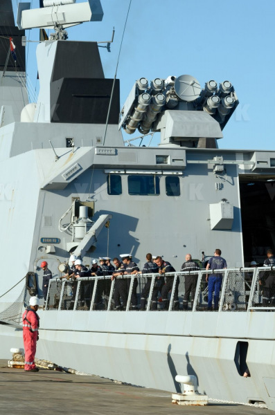 Dans le cadre de l'operation Resilience, la mission Jeanne d'Arc armee par le PHA Mistral et la FLF Guepratte, est arrivee ce matin a La Reunion en provenance de Mayotte. Les batiments vont se reapprovisionner et le PHA va embarquer 300 tonnes de fret (sanitaire, denrees, materiel) avant d'appareiller le 13 avril prochain pour un retour sur Mayotte - As part of Operation Resilience, the Jeanne d'Arc mission, armed by the PHA Mistral and the FLF Guepratte, arrived this morning in La Reunion from Mayotte. The buildings will be restocked and the PHA will take on 300 tonnes of freight (sanitary, food, equipment) before leaving on April 13 for a return to Mayotte.