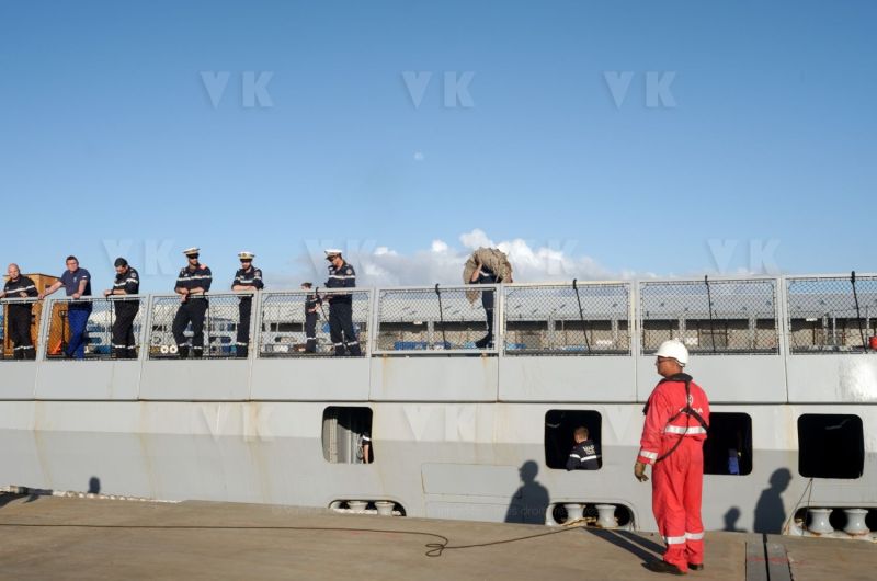 Dans le cadre de l'operation Resilience, la mission Jeanne d'Arc armee par le PHA Mistral et la FLF Guepratte, est arrivee ce matin a La Reunion en provenance de Mayotte. Les batiments vont se reapprovisionner et le PHA va embarquer 300 tonnes de fret (sanitaire, denrees, materiel) avant d'appareiller le 13 avril prochain pour un retour sur Mayotte - As part of Operation Resilience, the Jeanne d'Arc mission, armed by the PHA Mistral and the FLF Guepratte, arrived this morning in La Reunion from Mayotte. The buildings will be restocked and the PHA will take on 300 tonnes of freight (sanitary, food, equipment) before leaving on April 13 for a return to Mayotte.