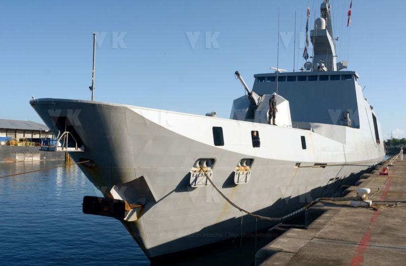 Dans le cadre de l'operation Resilience, la mission Jeanne d'Arc armee par le PHA Mistral et la FLF Guepratte, est arrivee ce matin a La Reunion en provenance de Mayotte. Les batiments vont se reapprovisionner et le PHA va embarquer 300 tonnes de fret (sanitaire, denrees, materiel) avant d'appareiller le 13 avril prochain pour un retour sur Mayotte - As part of Operation Resilience, the Jeanne d'Arc mission, armed by the PHA Mistral and the FLF Guepratte, arrived this morning in La Reunion from Mayotte. The buildings will be restocked and the PHA will take on 300 tonnes of freight (sanitary, food, equipment) before leaving on April 13 for a return to Mayotte.