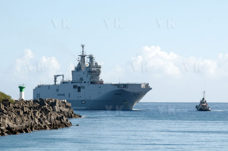 Dans le cadre de l'operation Resilience, la mission Jeanne d'Arc armee par le PHA Mistral et la FLF Guepratte, est arrivee ce matin a La Reunion en provenance de Mayotte. Les batiments vont se reapprovisionner et le PHA va embarquer 300 tonnes de fret (sanitaire, denrees, materiel) avant d'appareiller le 13 avril prochain pour un retour sur Mayotte - As part of Operation Resilience, the Jeanne d'Arc mission, armed by the PHA Mistral and the FLF Guepratte, arrived this morning in La Reunion from Mayotte. The buildings will be restocked and the PHA will take on 300 tonnes of freight (sanitary, food, equipment) before leaving on April 13 for a return to Mayotte.