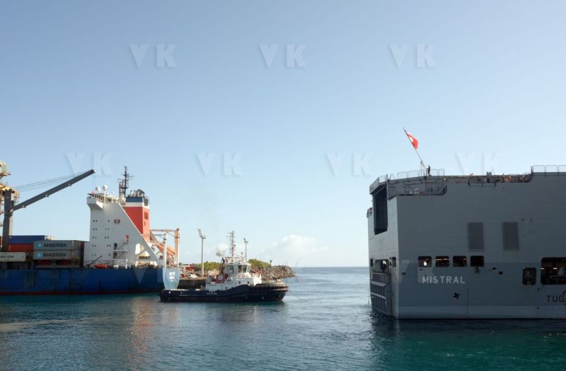 Dans le cadre de l'operation Resilience, la mission Jeanne d'Arc armee par le PHA Mistral et la FLF Guepratte, est arrivee ce matin a La Reunion en provenance de Mayotte. Les batiments vont se reapprovisionner et le PHA va embarquer 300 tonnes de fret (sanitaire, denrees, materiel) avant d'appareiller le 13 avril prochain pour un retour sur Mayotte - As part of Operation Resilience, the Jeanne d'Arc mission, armed by the PHA Mistral and the FLF Guepratte, arrived this morning in La Reunion from Mayotte. The buildings will be restocked and the PHA will take on 300 tonnes of freight (sanitary, food, equipment) before leaving on April 13 for a return to Mayotte.