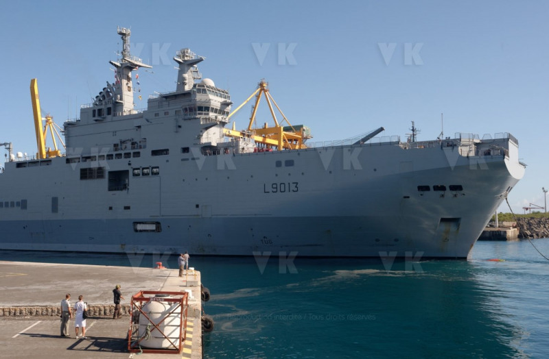 Dans le cadre de l'operation Resilience, la mission Jeanne d'Arc armee par le PHA Mistral et la FLF Guepratte, est arrivee ce matin a La Reunion en provenance de Mayotte. Les batiments vont se reapprovisionner et le PHA va embarquer 300 tonnes de fret (sanitaire, denrees, materiel) avant d'appareiller le 13 avril prochain pour un retour sur Mayotte - As part of Operation Resilience, the Jeanne d'Arc mission, armed by the PHA Mistral and the FLF Guepratte, arrived this morning in La Reunion from Mayotte. The buildings will be restocked and the PHA will take on 300 tonnes of freight (sanitary, food, equipment) before leaving on April 13 for a return to Mayotte.