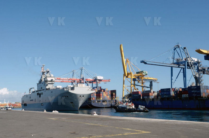 Dans le cadre de l'operation Resilience, la mission Jeanne d'Arc armee par le PHA Mistral et la FLF Guepratte, est arrivee ce matin a La Reunion en provenance de Mayotte. Les batiments vont se reapprovisionner et le PHA va embarquer 300 tonnes de fret (sanitaire, denrees, materiel) avant d'appareiller le 13 avril prochain pour un retour sur Mayotte - As part of Operation Resilience, the Jeanne d'Arc mission, armed by the PHA Mistral and the FLF Guepratte, arrived this morning in La Reunion from Mayotte. The buildings will be restocked and the PHA will take on 300 tonnes of freight (sanitary, food, equipment) before leaving on April 13 for a return to Mayotte.