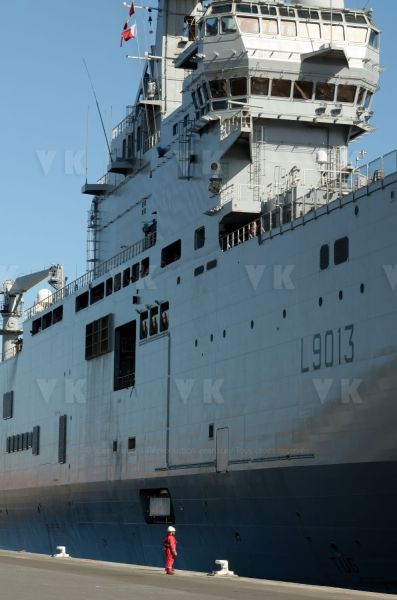 Dans le cadre de l'operation Resilience, la mission Jeanne d'Arc armee par le PHA Mistral et la FLF Guepratte, est arrivee ce matin a La Reunion en provenance de Mayotte. Les batiments vont se reapprovisionner et le PHA va embarquer 300 tonnes de fret (sanitaire, denrees, materiel) avant d'appareiller le 13 avril prochain pour un retour sur Mayotte - As part of Operation Resilience, the Jeanne d'Arc mission, armed by the PHA Mistral and the FLF Guepratte, arrived this morning in La Reunion from Mayotte. The buildings will be restocked and the PHA will take on 300 tonnes of freight (sanitary, food, equipment) before leaving on April 13 for a return to Mayotte.