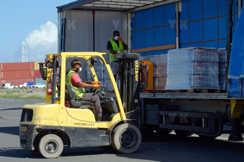 Dans le cadre de l'operation Resilience, la mission Jeanne d'Arc armee par le PHA Mistral et la FLF Guepratte, est arrivee ce matin a La Reunion en provenance de Mayotte. Les batiments vont se reapprovisionner et le PHA va embarquer 300 tonnes de fret (sanitaire, denrees, materiel) avant d'appareiller le 13 avril prochain pour un retour sur Mayotte - As part of Operation Resilience, the Jeanne d'Arc mission, armed by the PHA Mistral and the FLF Guepratte, arrived this morning in La Reunion from Mayotte. The buildings will be restocked and the PHA will take on 300 tonnes of freight (sanitary, food, equipment) before leaving on April 13 for a return to Mayotte.