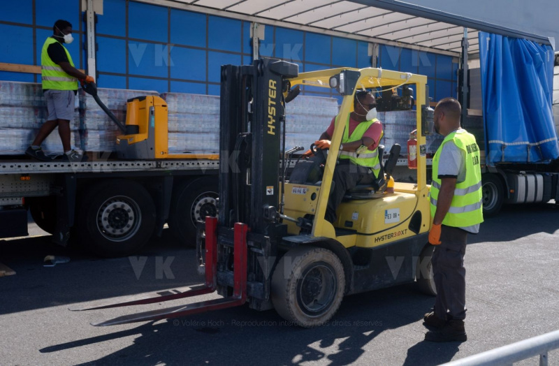 Dans le cadre de l'operation Resilience, la mission Jeanne d'Arc armee par le PHA Mistral et la FLF Guepratte, est arrivee ce matin a La Reunion en provenance de Mayotte. Les batiments vont se reapprovisionner et le PHA va embarquer 300 tonnes de fret (sanitaire, denrees, materiel) avant d'appareiller le 13 avril prochain pour un retour sur Mayotte - As part of Operation Resilience, the Jeanne d'Arc mission, armed by the PHA Mistral and the FLF Guepratte, arrived this morning in La Reunion from Mayotte. The buildings will be restocked and the PHA will take on 300 tonnes of freight (sanitary, food, equipment) before leaving on April 13 for a return to Mayotte.