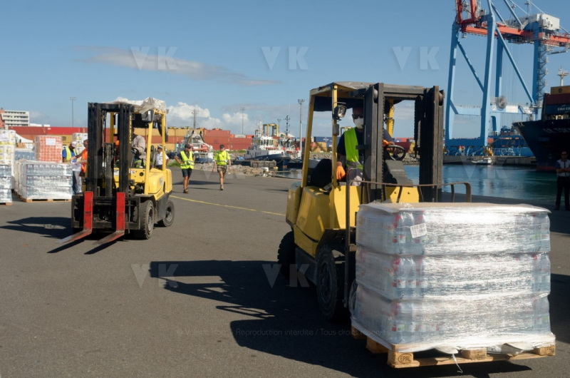 Dans le cadre de l'operation Resilience, la mission Jeanne d'Arc armee par le PHA Mistral et la FLF Guepratte, est arrivee ce matin a La Reunion en provenance de Mayotte. Les batiments vont se reapprovisionner et le PHA va embarquer 300 tonnes de fret (sanitaire, denrees, materiel) avant d'appareiller le 13 avril prochain pour un retour sur Mayotte - As part of Operation Resilience, the Jeanne d'Arc mission, armed by the PHA Mistral and the FLF Guepratte, arrived this morning in La Reunion from Mayotte. The buildings will be restocked and the PHA will take on 300 tonnes of freight (sanitary, food, equipment) before leaving on April 13 for a return to Mayotte.