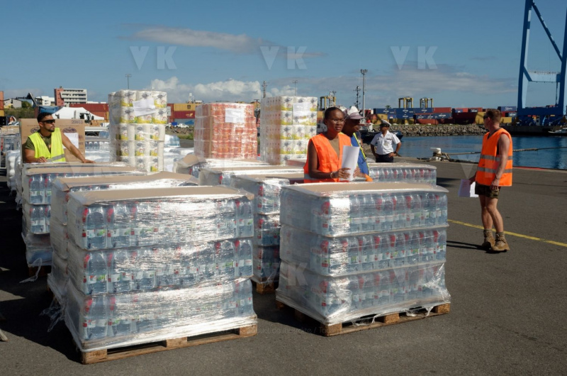 Dans le cadre de l'operation Resilience, la mission Jeanne d'Arc armee par le PHA Mistral et la FLF Guepratte, est arrivee ce matin a La Reunion en provenance de Mayotte. Les batiments vont se reapprovisionner et le PHA va embarquer 300 tonnes de fret (sanitaire, denrees, materiel) avant d'appareiller le 13 avril prochain pour un retour sur Mayotte - As part of Operation Resilience, the Jeanne d'Arc mission, armed by the PHA Mistral and the FLF Guepratte, arrived this morning in La Reunion from Mayotte. The buildings will be restocked and the PHA will take on 300 tonnes of freight (sanitary, food, equipment) before leaving on April 13 for a return to Mayotte.