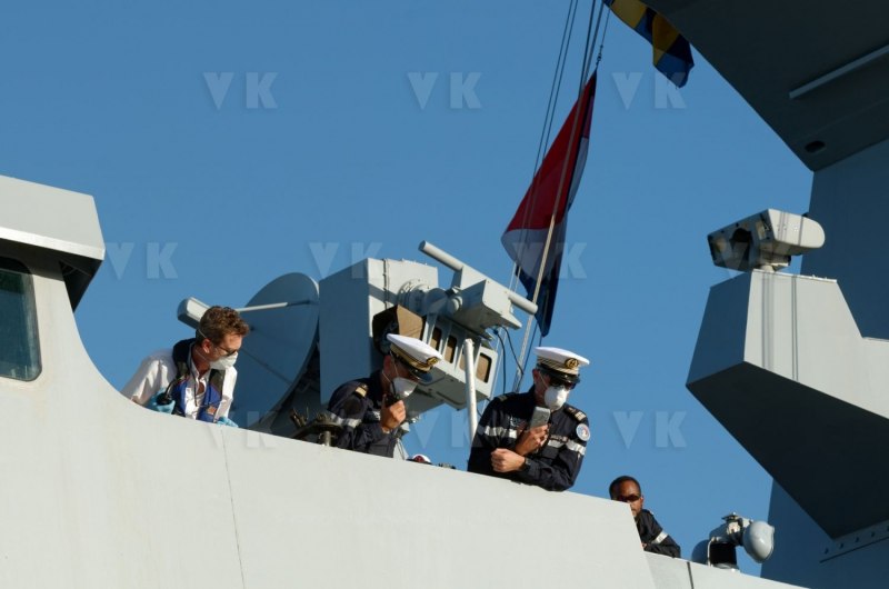 Dans le cadre de l'operation Resilience, la mission Jeanne d'Arc armee par le PHA Mistral et la FLF Guepratte, est arrivee ce matin a La Reunion en provenance de Mayotte. Les batiments vont se reapprovisionner et le PHA va embarquer 300 tonnes de fret (sanitaire, denrees, materiel) avant d'appareiller le 13 avril prochain pour un retour sur Mayotte - As part of Operation Resilience, the Jeanne d'Arc mission, armed by the PHA Mistral and the FLF Guepratte, arrived this morning in La Reunion from Mayotte. The buildings will be restocked and the PHA will take on 300 tonnes of freight (sanitary, food, equipment) before leaving on April 13 for a return to Mayotte.