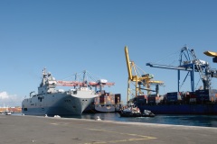 Dans le cadre de l'operation Resilience, la mission Jeanne d'Arc armee par le PHA Mistral et la FLF Guepratte, est arrivee ce matin a La Reunion en provenance de Mayotte. Les batiments vont se reapprovisionner et le PHA va embarquer 300 tonnes de fret (sanitaire, denrees, materiel) avant d'appareiller le 13 avril prochain pour un retour sur Mayotte - As part of Operation Resilience, the Jeanne d'Arc mission, armed by the PHA Mistral and the FLF Guepratte, arrived this morning in La Reunion from Mayotte. The buildings will be restocked and the PHA will take on 300 tonnes of freight (sanitary, food, equipment) before leaving on April 13 for a return to Mayotte.