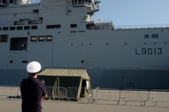 Dans le cadre de l'operation Resilience, la mission Jeanne d'Arc armee par le PHA Mistral et la FLF Guepratte, est arrivee ce matin a La Reunion en provenance de Mayotte. Les batiments vont se reapprovisionner et le PHA va embarquer 300 tonnes de fret (sanitaire, denrees, materiel) avant d'appareiller le 13 avril prochain pour un retour sur Mayotte - As part of Operation Resilience, the Jeanne d'Arc mission, armed by the PHA Mistral and the FLF Guepratte, arrived this morning in La Reunion from Mayotte. The buildings will be restocked and the PHA will take on 300 tonnes of freight (sanitary, food, equipment) before leaving on April 13 for a return to Mayotte.