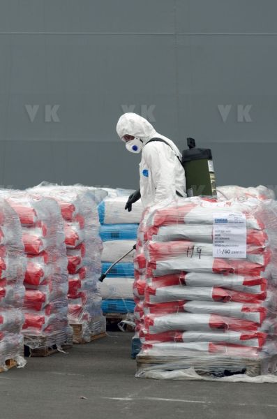Chargement et desinfection du fret a destination de Mayotte - Loading and disinfection of freight bound for Mayotte