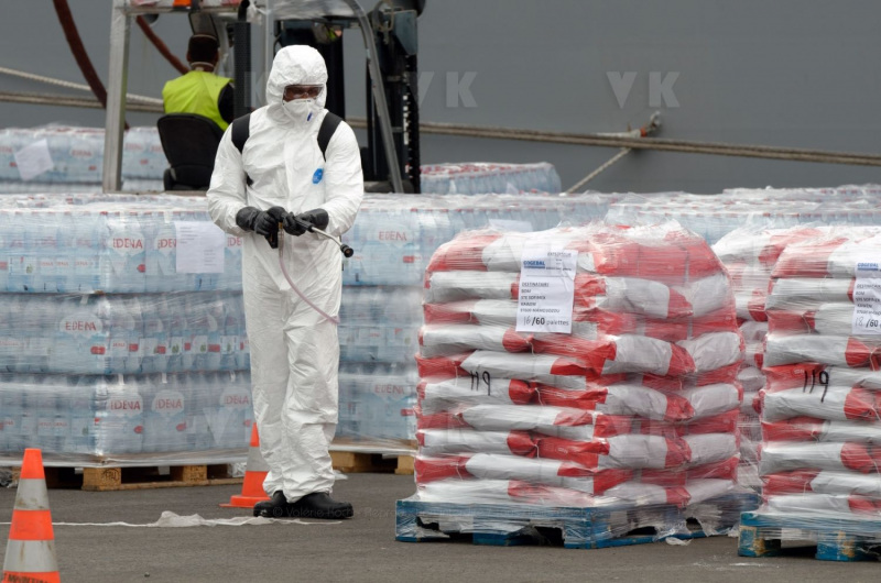 Chargement et desinfection du fret a destination de Mayotte - Loading and disinfection of freight bound for Mayotte