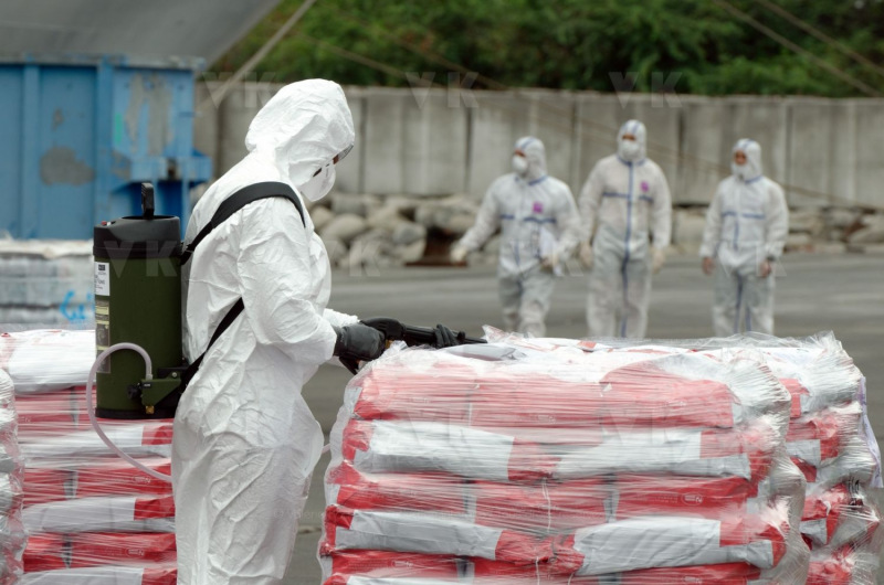 Chargement et desinfection du fret a destination de Mayotte - Loading and disinfection of freight bound for Mayotte