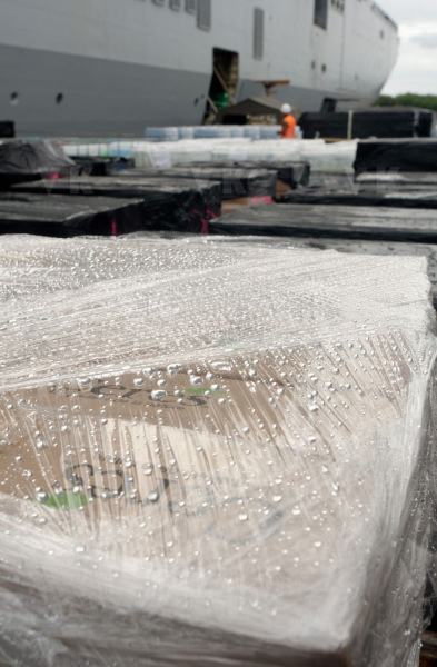 Chargement et desinfection du fret a destination de Mayotte - Loading and disinfection of freight bound for Mayotte