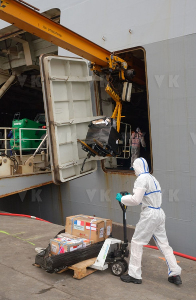 Chargement et desinfection du fret a destination de Mayotte - Loading and disinfection of freight bound for Mayotte