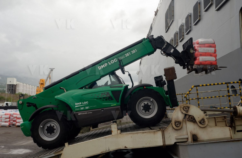 Chargement et desinfection du fret a destination de Mayotte - Loading and disinfection of freight bound for Mayotte