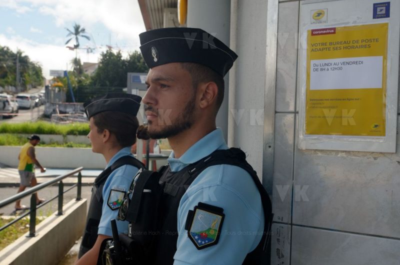Les gendarmes reservistes en renfort du dispositif de securite aux abords des etablissements bancaires pendant le confinement. The reservist gendarmes in reinforcement of the security device near the banking establishments during the confinement.