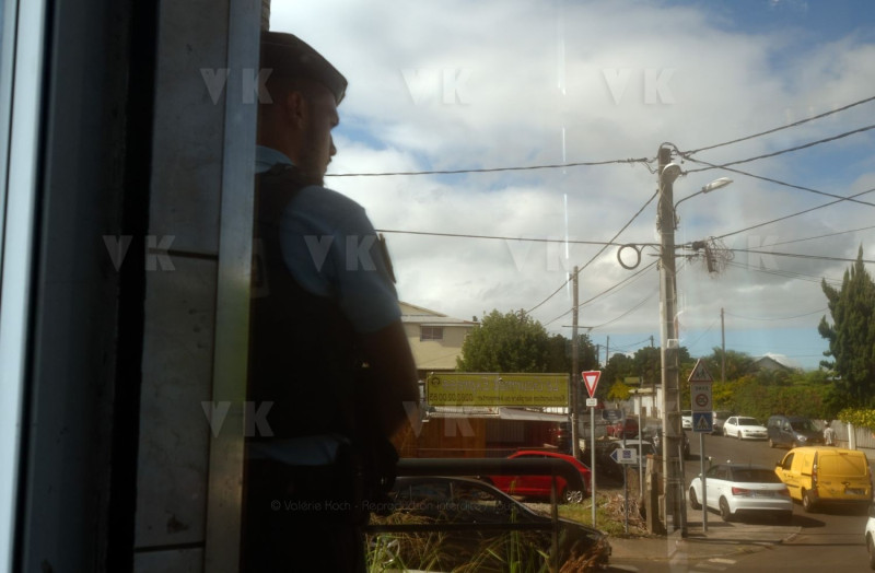Les gendarmes reservistes en renfort du dispositif de securite aux abords des etablissements bancaires pendant le confinement. The reservist gendarmes in reinforcement of the security device near the banking establishments during the confinement.