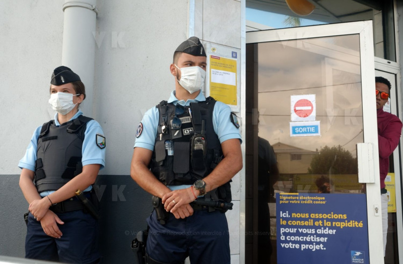 Les gendarmes reservistes en renfort du dispositif de securite aux abords des etablissements bancaires pendant le confinement. The reservist gendarmes in reinforcement of the security device near the banking establishments during the confinement.