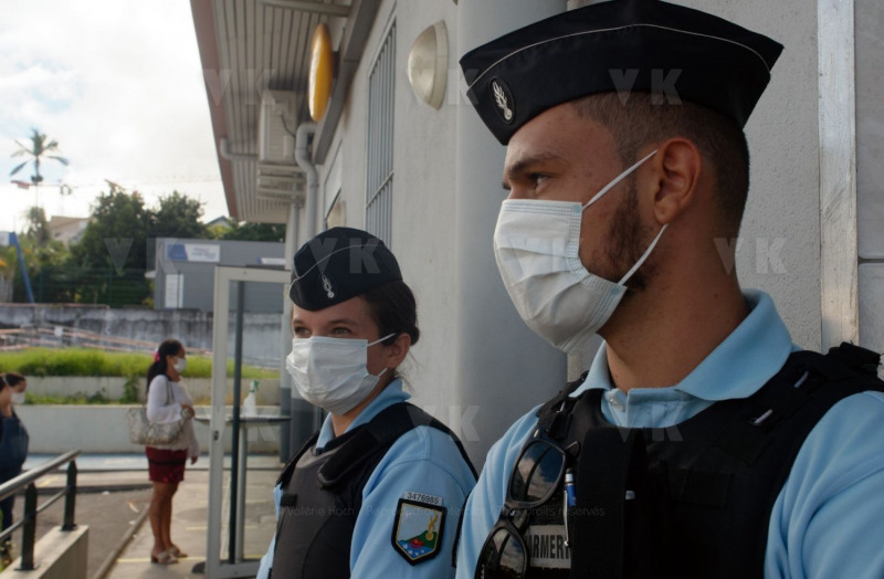 Les gendarmes reservistes en renfort du dispositif de securite aux abords des etablissements bancaires pendant le confinement. The reservist gendarmes in reinforcement of the security device near the banking establishments during the confinement.