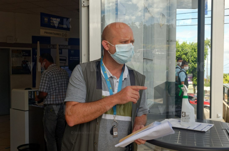 Les gendarmes reservistes en renfort du dispositif de securite aux abords des etablissements bancaires pendant le confinement. The reservist gendarmes in reinforcement of the security device near the banking establishments during the confinement.
