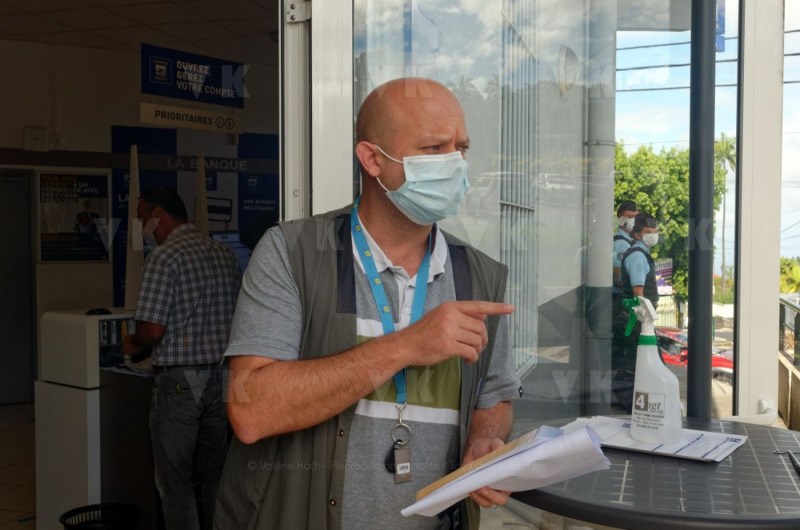Les gendarmes reservistes en renfort du dispositif de securite aux abords des etablissements bancaires pendant le confinement. The reservist gendarmes in reinforcement of the security device near the banking establishments during the confinement.